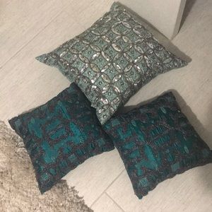 3 decorative pillows
